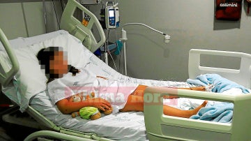 La niña de 8 años heridas tras la paliza de doce compañeros, en el hospital