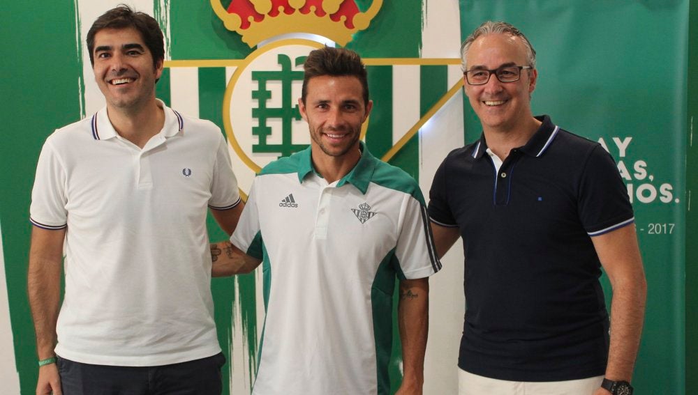 Rubén Castro renueva con el Betis hasta 2019