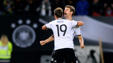Müller celebra uno de sus goles ante la República Checa