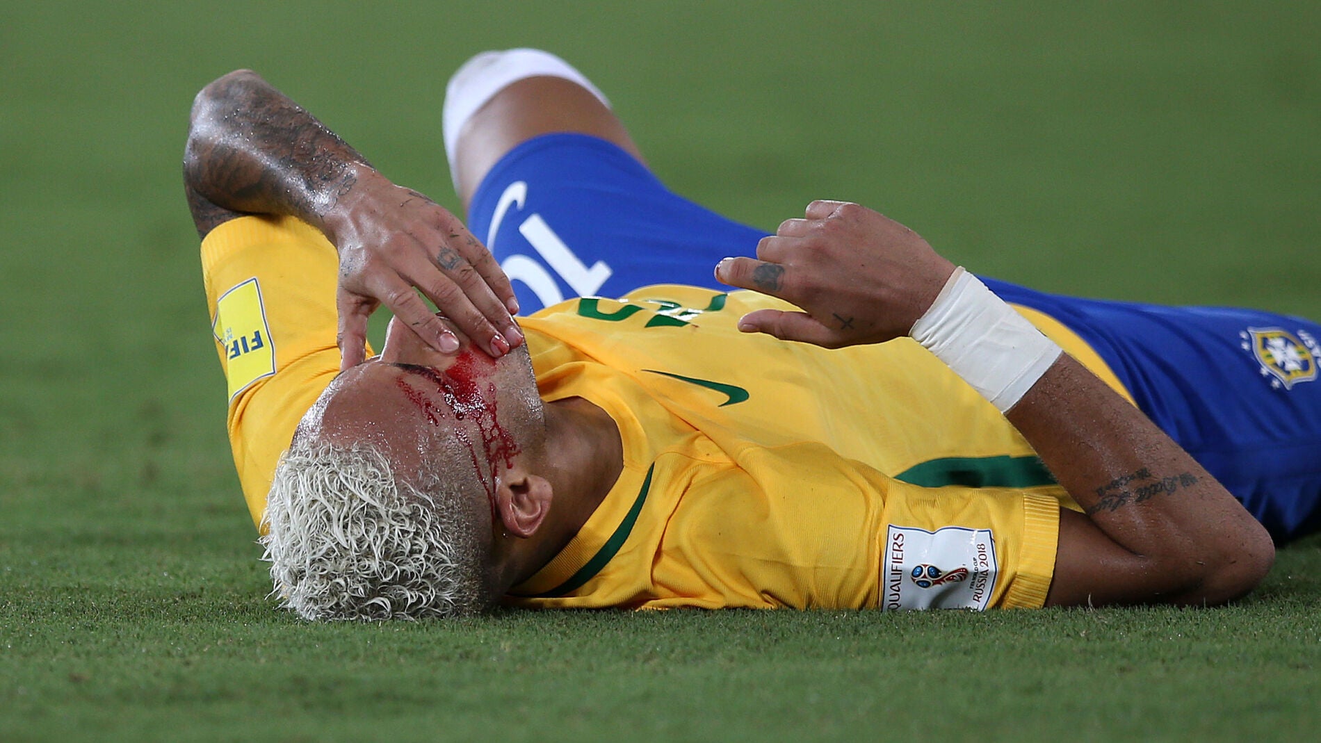 Neymar se lleva la mano a la cara tras el codazo de Duk