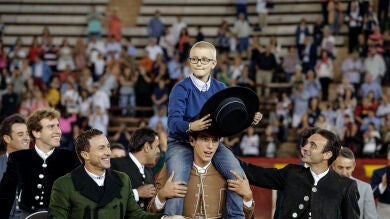 Ola de solidaridad en Valencia con Adrián, un niño con cáncer que sueña con ser torero