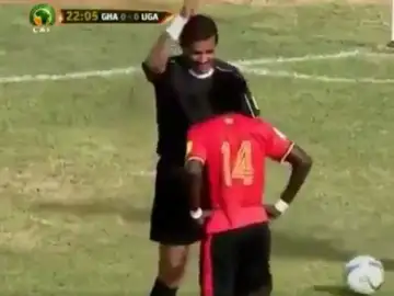 Un árbitro amonesta a un jugador de Uganda con una 'amarilla invisible' Un árbitro amonesta a un jugador de Uganda con una 'amarilla invisible'