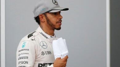 Hamilton se lesiona en un pie y se pierde los test con Pirelli