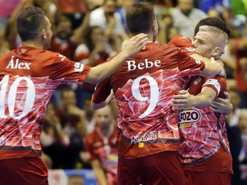Los jugadores del Pozo Murcia celebran uno de los dos tantos de 'Miguelín' Los jugadores del Pozo Murcia celebran uno de los dos tantos de 'Miguelín'