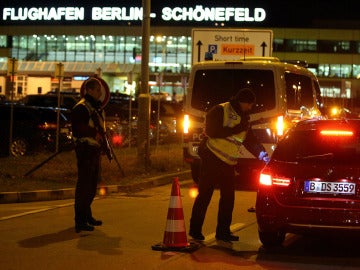 Control policial en el aeropuerto de Berlín