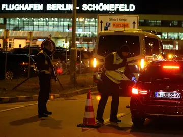 Control policial en el aeropuerto de Berlín Control policial en el aeropuerto de Berlín