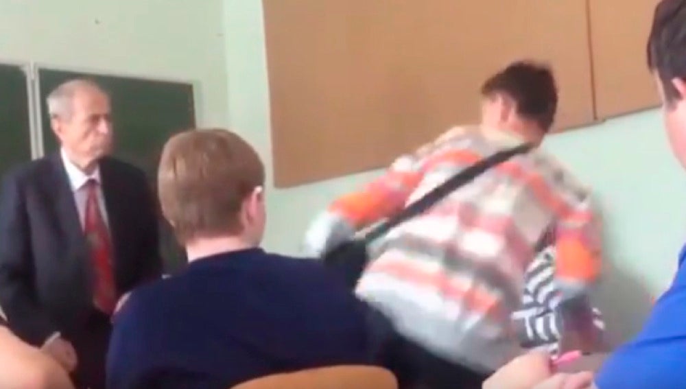 Un alumno pega al profesor en clase