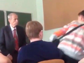 Un alumno pega al profesor en clase