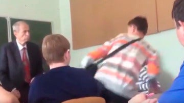 Un alumno pega al profesor en clase
