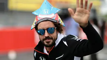 Alonso saluda a la afición japonesa