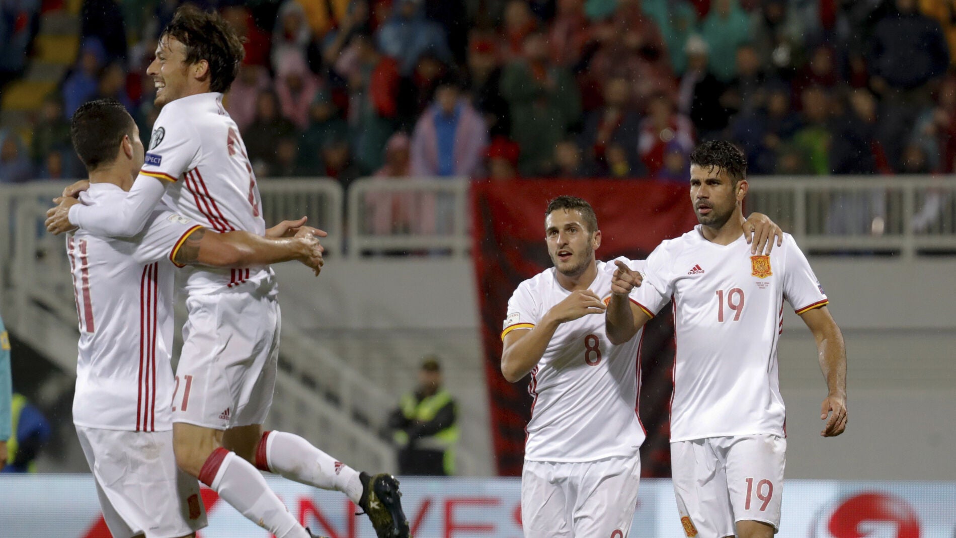 Los jugadores de Espa&ntilde;a celebran el gol de Diego Costa ante Albania
