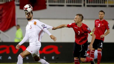 Las mangas de Piqué durante el Albania - España causan un gran revuelo en redes sociales