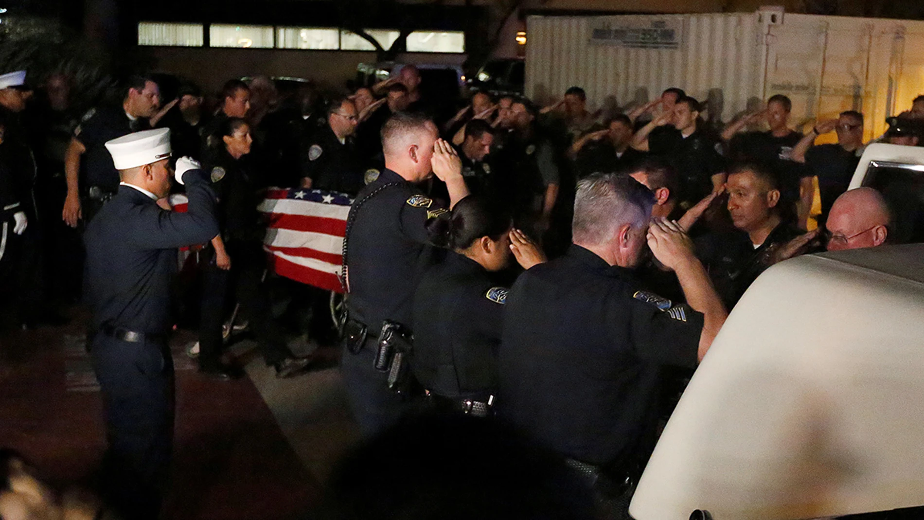 Homenaje a los agentes fallecidos de sus compañeros Homenaje a los agentes fallecidos de sus compañeros