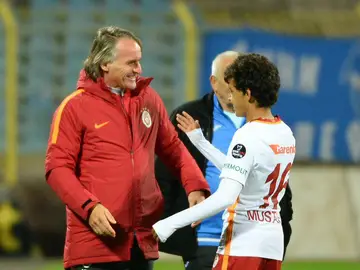 Mustafa Kapi saluda a su entrenador Mustafa Kapi saluda a su entrenador