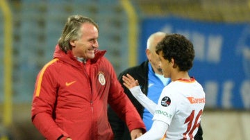 Mustafa Kapi saluda a su entrenador