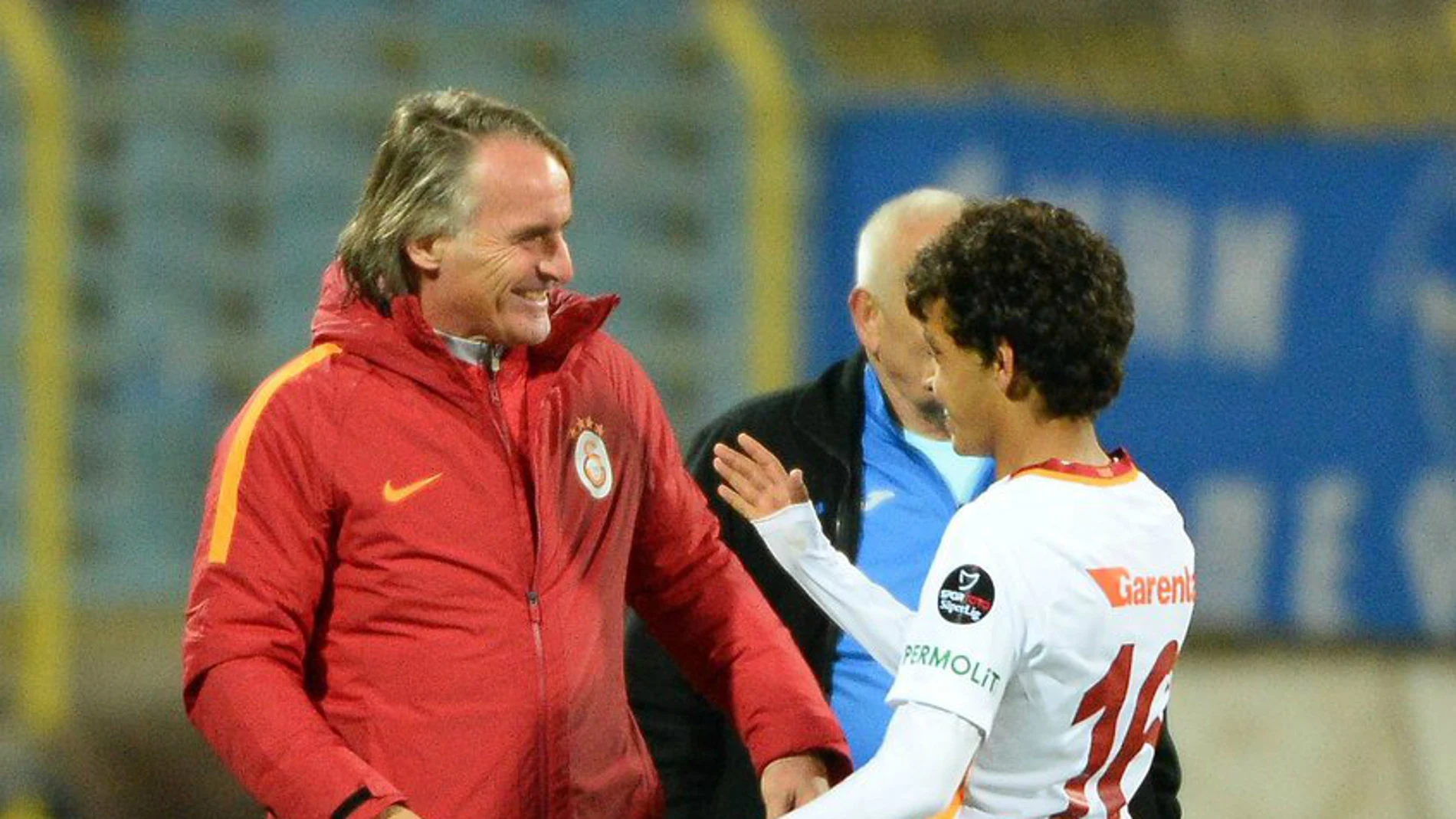 Mustafa Kapi saluda a su entrenador Mustafa Kapi saluda a su entrenador