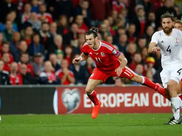 Bale cae al suelo ante la defensa de Georgia Bale cae al suelo ante la defensa de Georgia