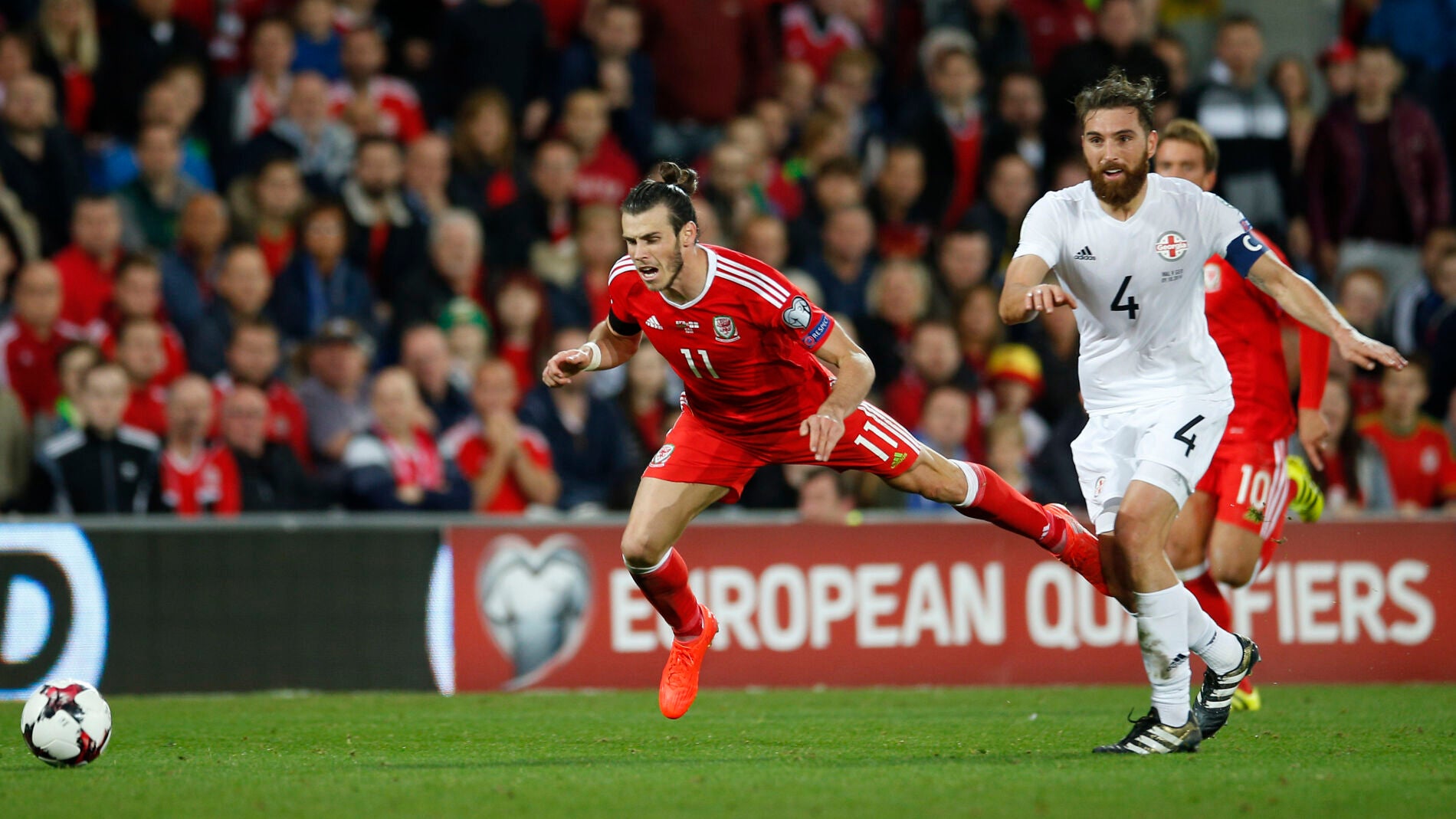 Bale cae al suelo ante la defensa de Georgia