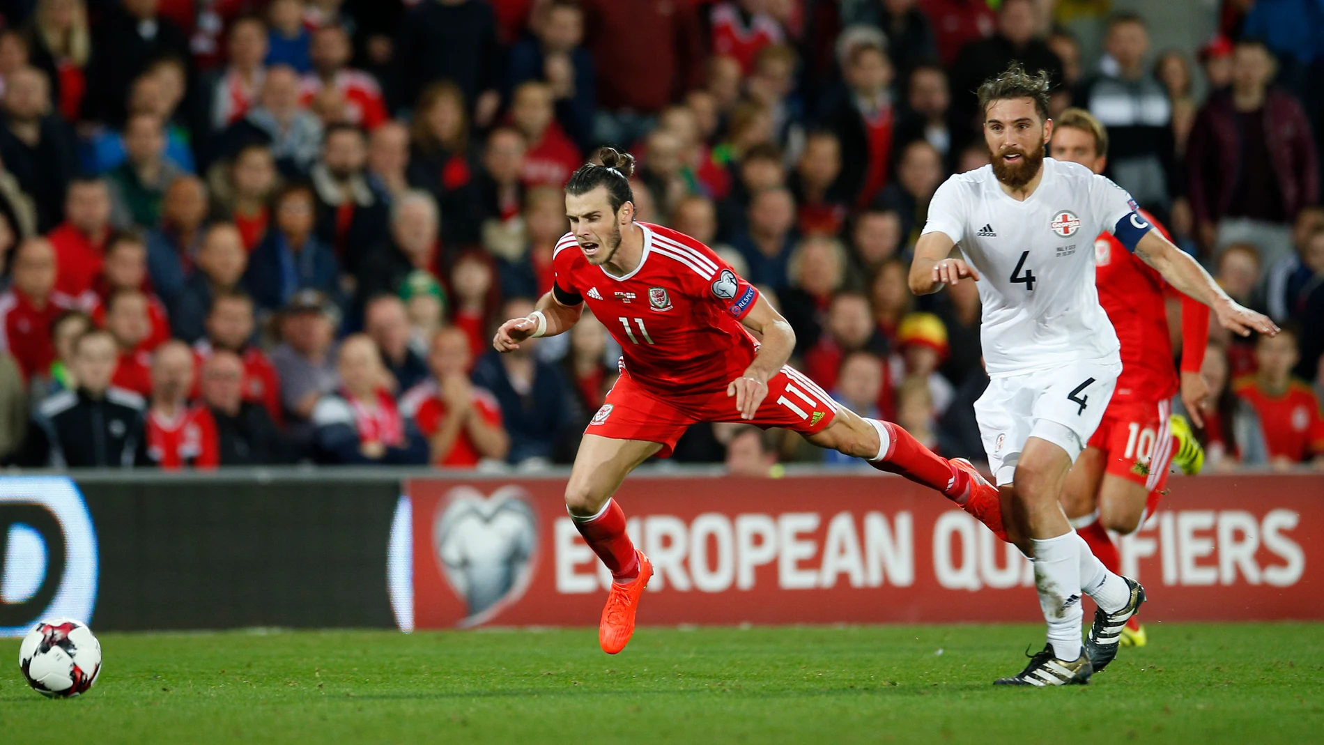 Bale cae al suelo ante la defensa de Georgia Bale cae al suelo ante la defensa de Georgia