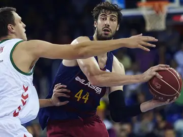 Ante Tomic intenta buscar un pase ante la defensa del Baskonia Ante Tomic intenta buscar un pase ante la defensa del Baskonia