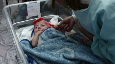 Una madre siria intenta matar a su bebé de dos meses y luego suicidarse porque no soporta 