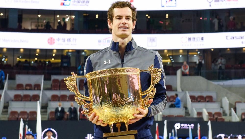 Andy Murray sostiene la gran copa de campeón del Abierto de Pekín