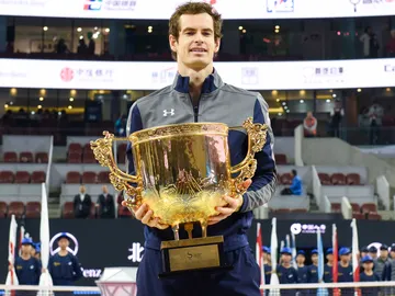 Andy Murray sostiene la gran copa de campeón del Abierto de Pekín Andy Murray sostiene la gran copa de campeón del Abierto de Pekín