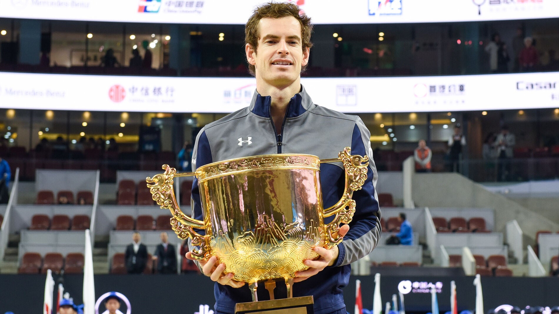 Andy Murray sostiene la gran copa de campe&oacute;n del Abierto de Pek&iacute;n