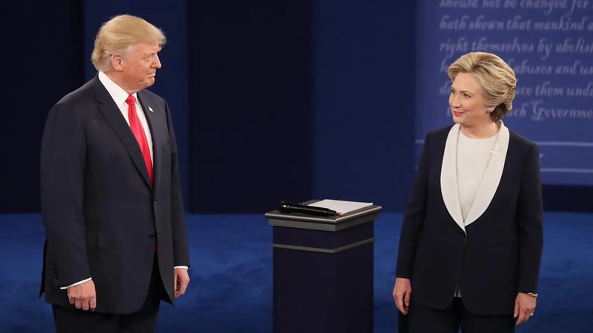 Donald Trump y Hillary Clinton durante el segundo debate Donald Trump y Hillary Clinton durante el segundo debate