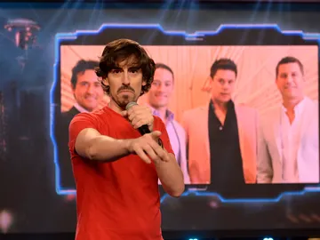 Conoce a Nacho Lozano, el cantautor capaz de cantar 'Mi gran noche' con 14 voces diferentes Conoce a Nacho Lozano, el cantautor capaz de cantar 'Mi gran noche' con 14 voces diferentes