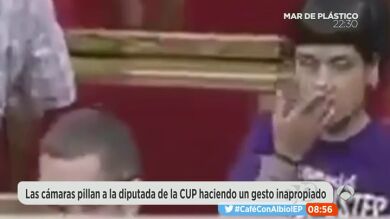 El desafortunado gesto de la diputada de la CUP, Anna Gabriel, oliéndose la mano después de tocarse la axila