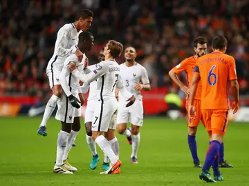 Pogba, felicitado por sus compañeros tras marcar ante Holanda Pogba, felicitado por sus compañeros tras marcar ante Holanda