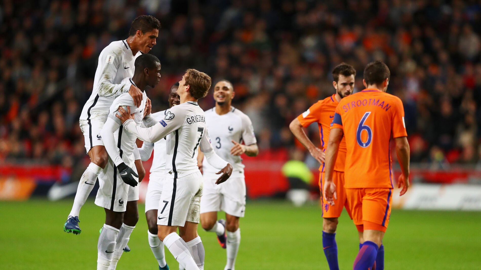 Pogba, felicitado por sus compa&ntilde;eros tras marcar ante Holanda