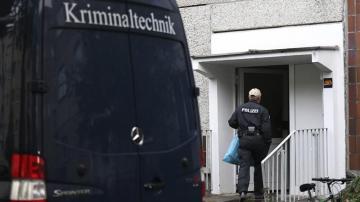 Un agente de policía entra en un apartamento en el distrito de Paunsdorf en Leipzig