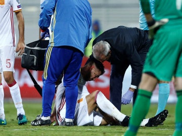 Sergio Ramos, en el momento de caer lesionado ante Albania