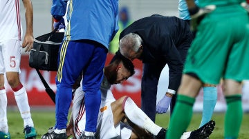 Sergio Ramos, en el momento de caer lesionado ante Albania