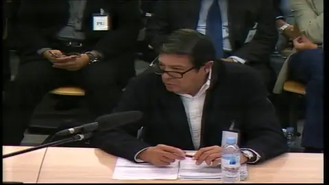 Frame 3.140466 de: Exsecretario de Caja Madrid dice que no era él quien explicaba las tarjetas Frame 3.140466 de: Exsecretario de Caja Madrid dice que no era él quien explicaba las tarjetas