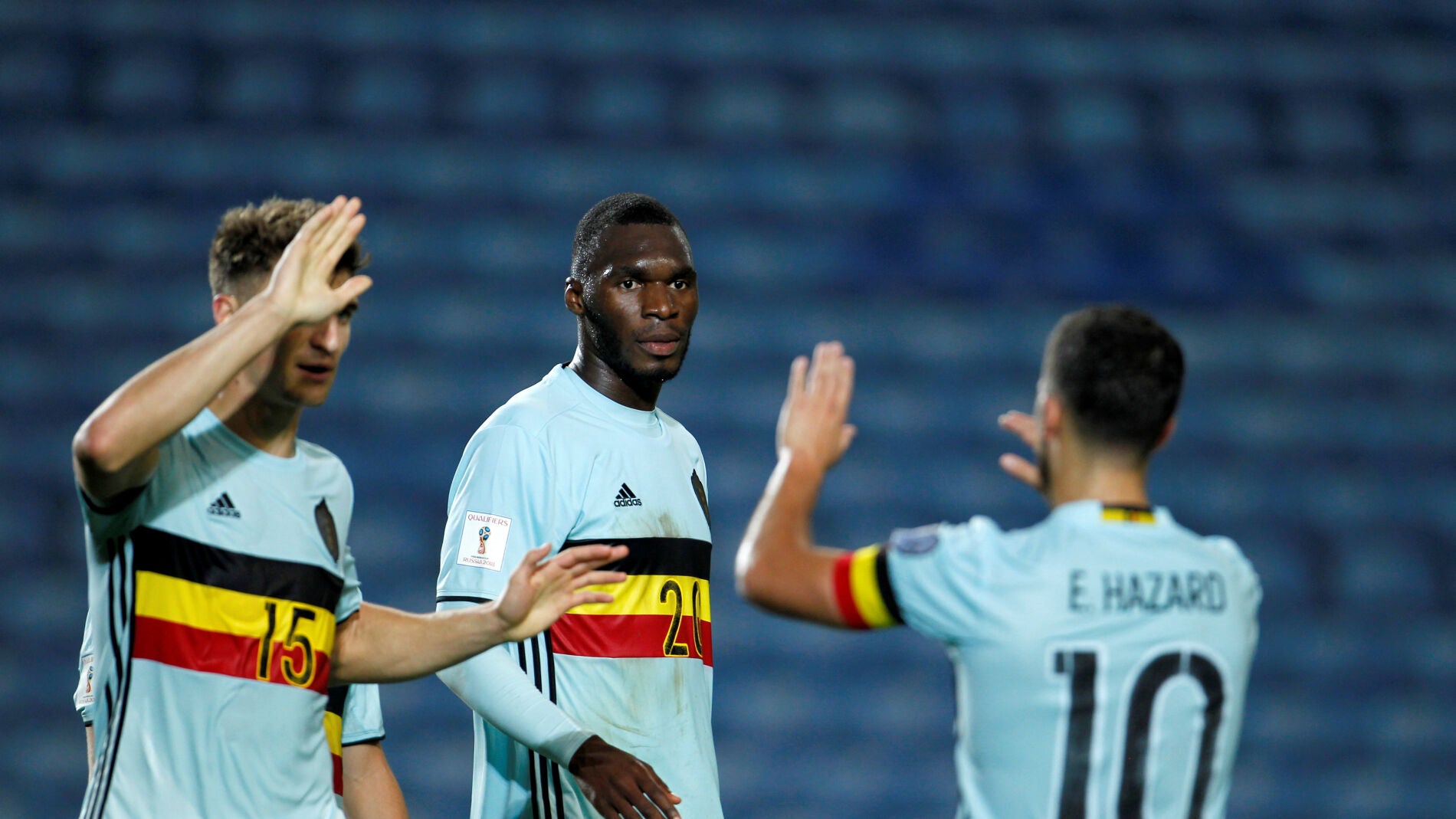 Benteke celebra uno de sus goles a Gibraltar