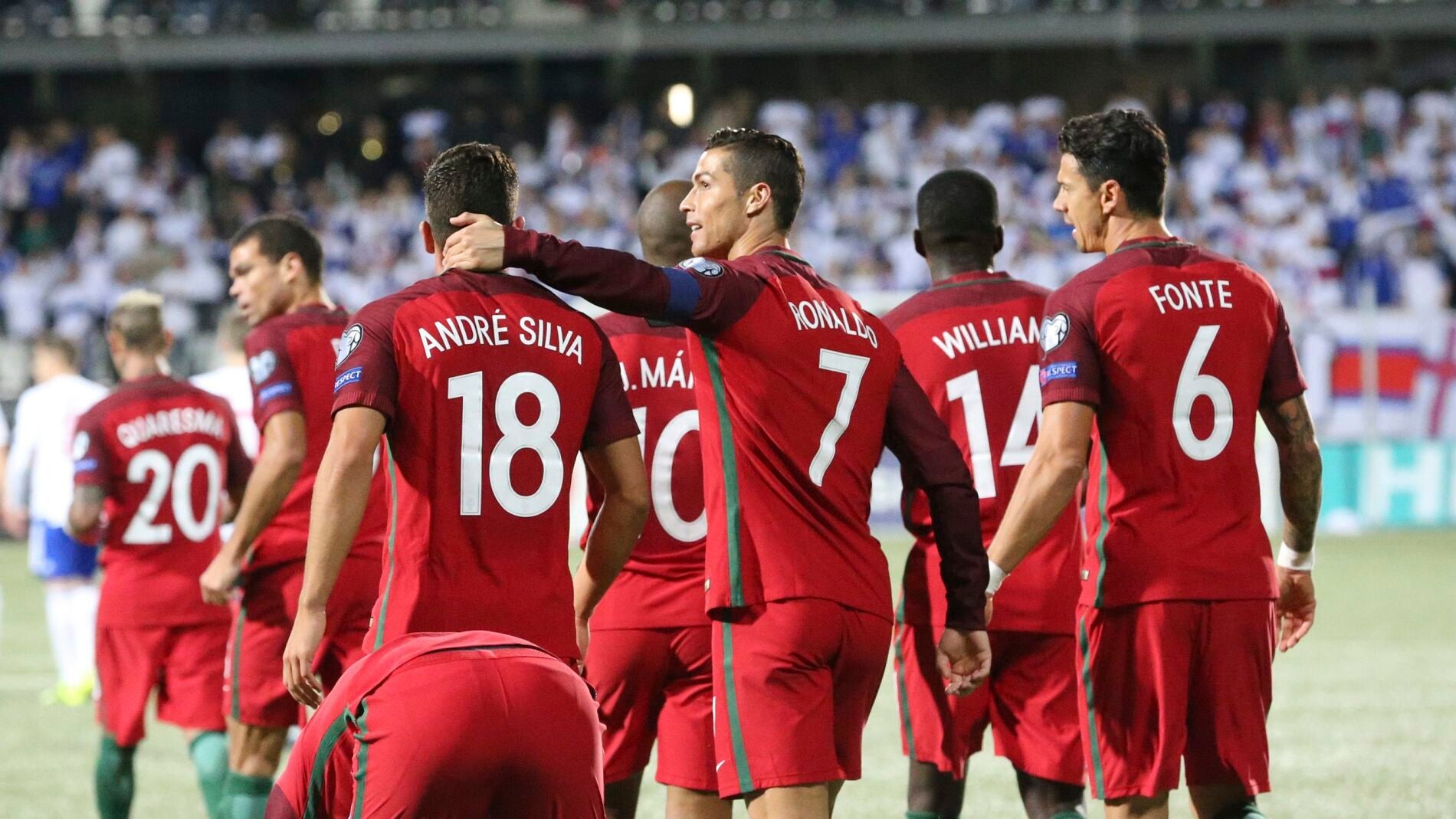 Cristiano Ronaldo y Andr&eacute; Silva celebran un gol ante las Islas Feroe