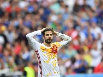 Piqué se lamenta en un partido con la selección española Piqué se lamenta en un partido con la selección española