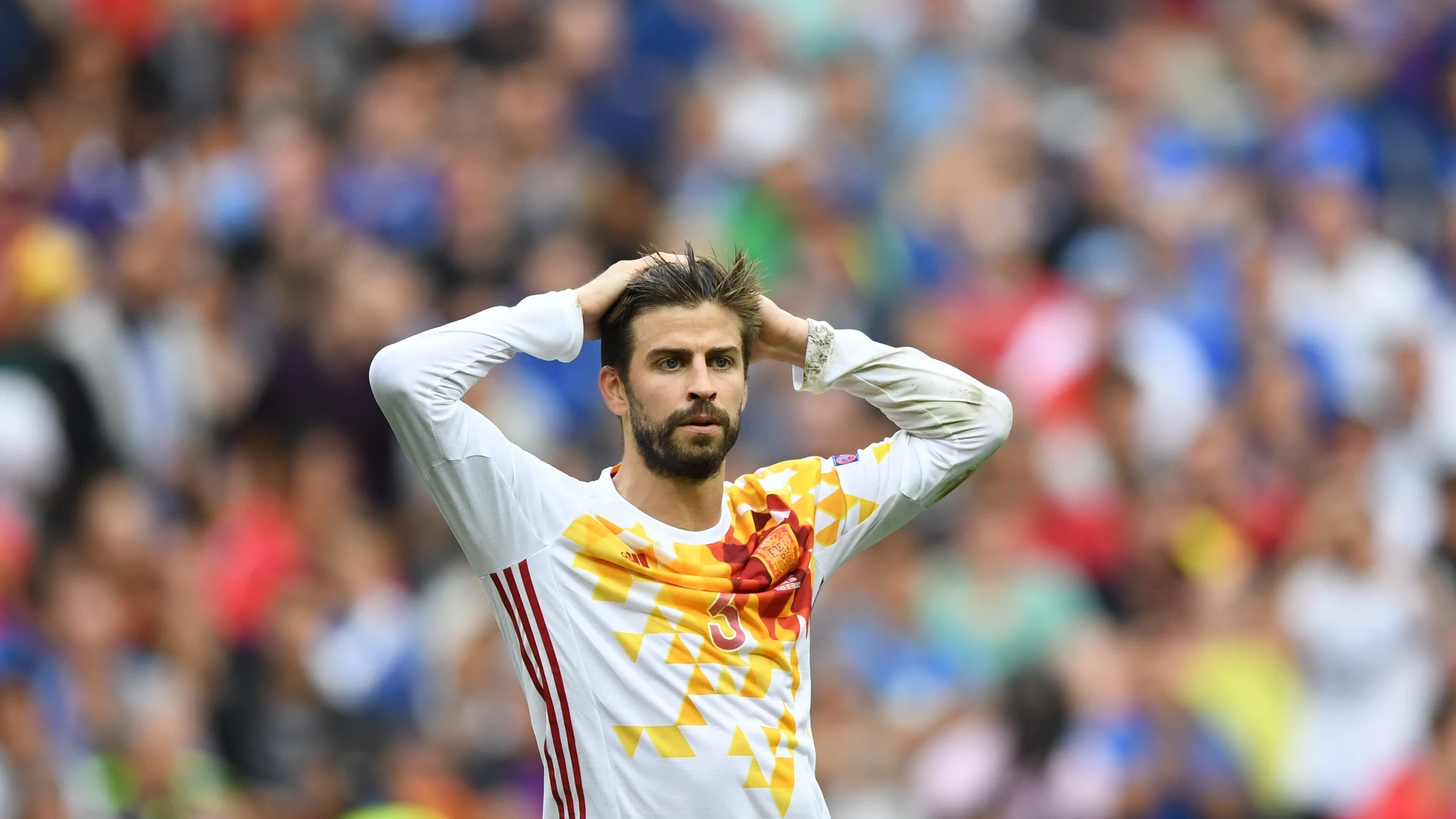 Piqué se lamenta en un partido con la selección española Piqué se lamenta en un partido con la selección española