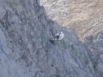 Helicóptero trabajando en tareas de rescate Helicóptero trabajando en tareas de rescate