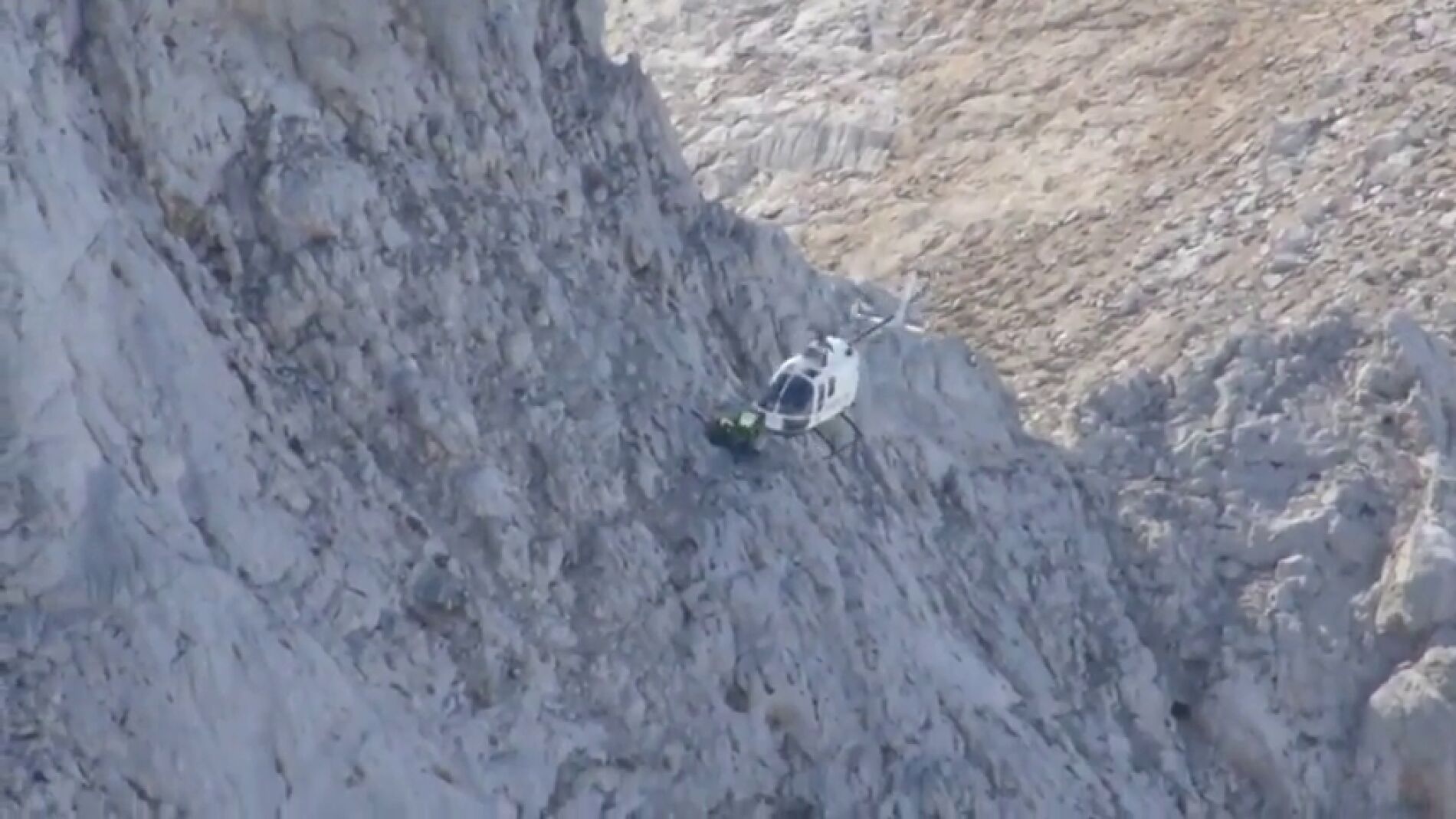Helic&oacute;ptero trabajando en tareas de rescate