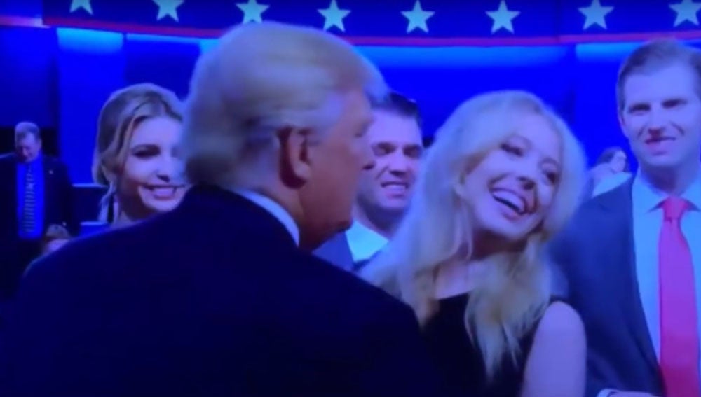 Tiffany Trump hace la cobra a su padre