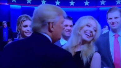  La hija de Donald Trump hace la 'cobra' a su padre para evitar darle un beso en público