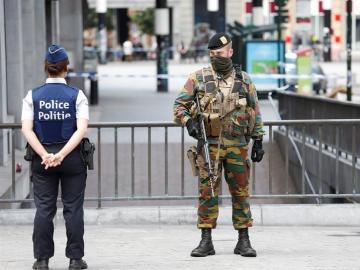 Agente de policía y militar en Bruselas
