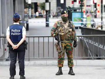 Agente de policía y militar en Bruselas Agente de policía y militar en Bruselas