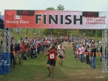 Una pareja de Maine se proclama campeona de EEUU en 'carrera con tu esposa a cuestas' Una pareja de Maine se proclama campeona de EEUU en 'carrera con tu esposa a cuestas'