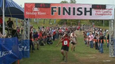 Una pareja de Maine se proclama campeona de EEUU en 'carrera con tu esposa a cuestas' 