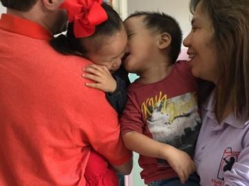 El reencuentro de dos niños inseparables tras ser adoptados